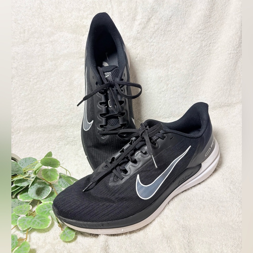 Nike Men's Black and White Athletic Shoes